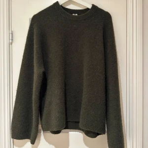 Mörkgrön tröja från arket  - Säljer denna jättefina gröna stickade tröjan ifrån arket som endast är använd en gång. Ny pris 990kr🥰bara att skriva för fler bilder 
