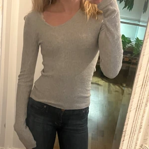 Grå långärmad tröja från Bik Bok - Säljer denna fina tröja från Bik Bok🌷 Hör av dig vid intresse eller om du har några frågor! 🫶🏻