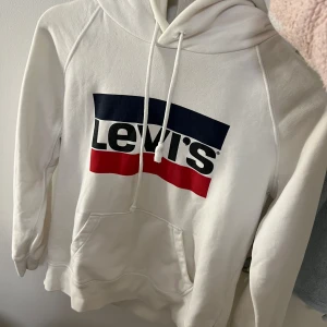 Levis hoodie  - Levis hodie i bra skick