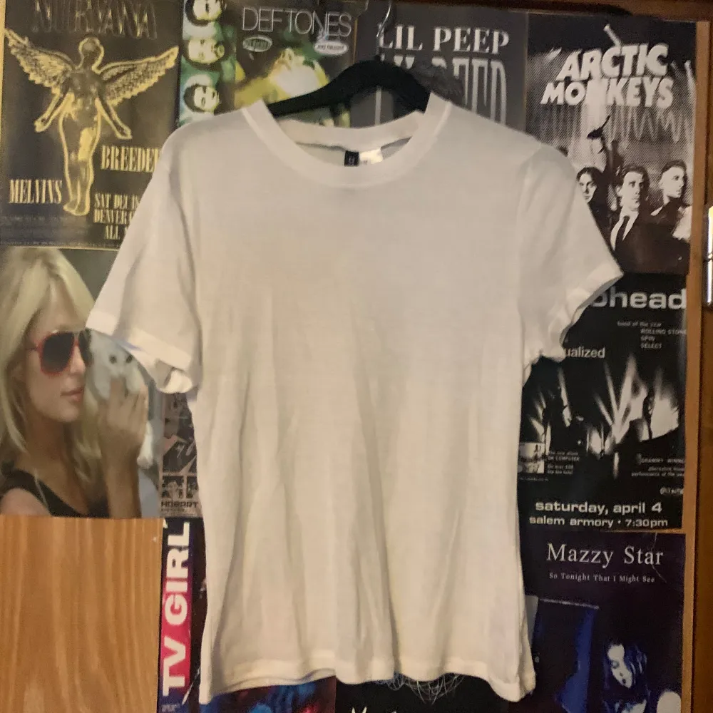 Säljer en klassisk vit t-shirt från H&M Divided. Den har en rund halsringning och korta ärmar, perfekt för en enkel och stilren look. Passar bra till alla tillfällen och är ett måste i garderoben. Är lite genomskinlig, men de är de som ska va meningen, typ Stockholm stil.. T-paidat.