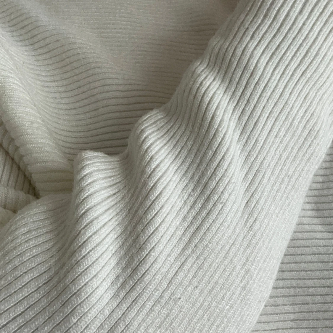 Vit ribbad croppad tröja - 2