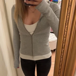 Grå zip up hoodie - Säljer denna gråa ribbade zip up hoodien. Sitter jättebra och använd få gånger. Får tyvärr ingen använding av den💗