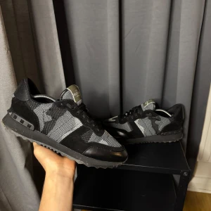 Valentino rockrunner - Valentino rockrunner | skick - 8/10 | storlek - 43 | dustbag medföljer  + extra snören | 🟩kvitto finns att få 🟩 |skriv vid minsta lilla fundering eller fråga :) 