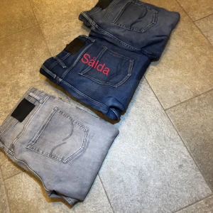 Säljer jeans - Säljer nu lite jeans, 2par Jack n Jones och 1 par replay. Skriv för pris och mer info🤩 dem gråa och replay jeansen är tyvärr sålda🙌