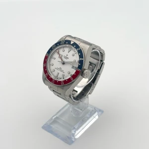 Tudor Black Bay GMT - • Modell: Tudor Black Bay GMT • Storlek: 41 mm • Referens: 79830RB • År: 2023 • Skick: Mycket Bra • Medföljer: Originalhandlingar + Tudorbox 