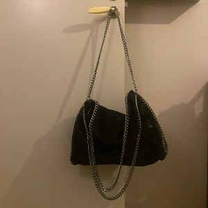 stella mccartney liknande väska  - Fint skick, medel stor, rymmer en  laptop 