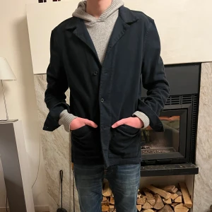 Mörkblå italiensk overshirt - En ovanlig overshirt från den italienska skjort tillverkaren Mastricamiciai. As bra skick använd 1/2 gånger. Storlek small. Köpt för 2700