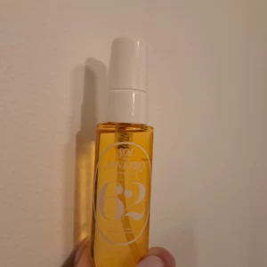 Sol de Janeiro Parfym, 62 - En härlig parfymmist från Sol de Janeiro med doftnoter av pistage, salt karamell och vanilj. Flaskan är genomskinlig med en vit kork och har en gyllene vätska inuti. Perfekt för att fånga sommarkänslan året runt. Den luktar som en sommardag på stranden! Jag tycker inte att den är för söt, men jag säljer den pga att jag använder en annan. 💛💛