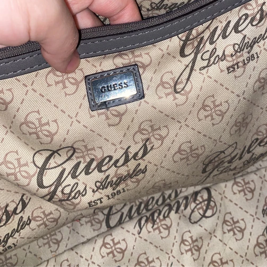 Grå axelväska från Guess - 3