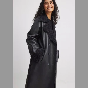 Pu kappa med Teddy detaljer   - Säljer helt ny kappa. Testad bara.  Strl 36. 