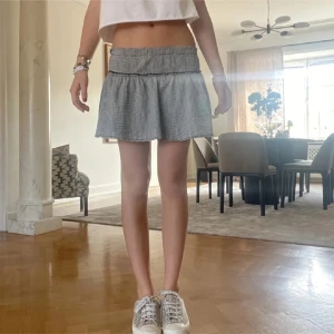 Rutig kortkjol - Snygg rutig kortkjol med volangdetalj. 