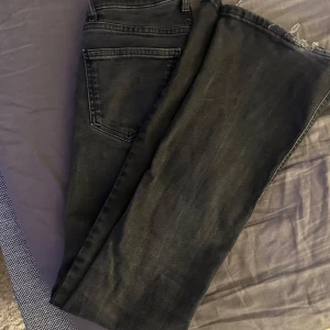 Svarta jeans med slitna detaljer - säljer dessa två jeans ifrån gina tricot ena jeansen är i 32 o andra 34 de samma jeans men olika storlekar ett jeans för 200kr