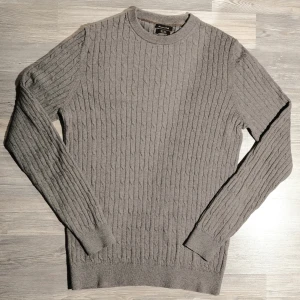 Grå Massimo Dutti Stickad Tröja  - Säljer nu denna riktigt snygga stickade tröjan från Massimo dutti. Storlek M. Tröjan är in nyskick och är knappt använd. Hör av dig om du undrar något eller vill ha fler bilder🙌