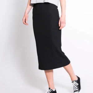 Svart långkjol - Snygg svart långkjol med en stilren design. Kjolen har en slits baktill som ger extra rörelsefrihet. Perfekt för en elegant och minimalistisk look. Använd 1 gång 