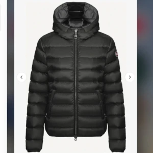 Svart colmarjacka💕 - Jättefin colmarjacka som jag köpte här på plick🩷 Perfekt nu när det är lite varmare, men går mot kallare väder💕 Storlek 42 i italienska storlekar, skulle säga att det är ungefär xs🩷 Skriv vid frågor eller för privata bilder💓 