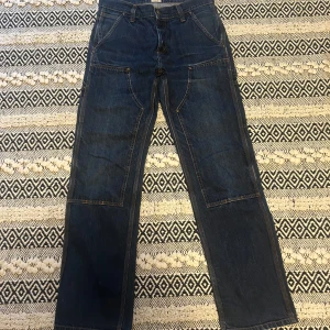 Carhartt double knee jeans Union made  - Carhartt jeans i väldigt bra skick. Skulle uppskatta att dom är en size 32a. Mått: Waist, 41cm (82cm) Längd 107, Bredd i benet 22cm  Skriv gärna om du har några frågor! De finns i stockholm om du vill köpa dem.