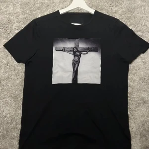 Svart t-shirt med konstmotiv från Limitato - Snygg svart t-shirt från Limitato med ett unikt konstmotiv av Terry O'Neill. Tröjan är i 9/10 skick med inga defekter |nypris:1799kr| |Box medföljer| skriv vid funderingar.