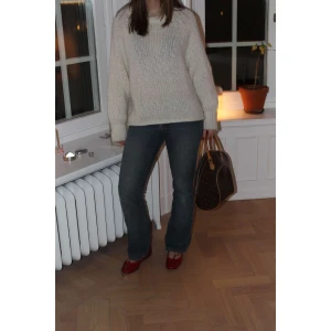 Blå bootcut jeans - JEANS 001: Grå/blåa jeans med låg midja. Midjemått: 78 cm. Innerbenslängd: 80,5. Stretchiga. 