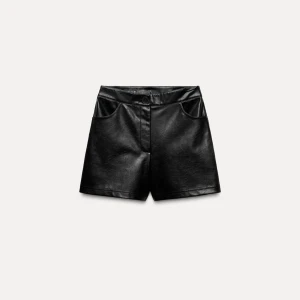 Läderimitation Zara shorts  - Jättesnygga läderimitations shorts från Zara, oanvända med lapp kvar🫶🏻