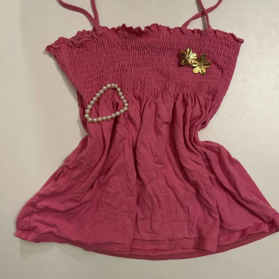 Rosa ärmlös topp med smockdetaljer - 1