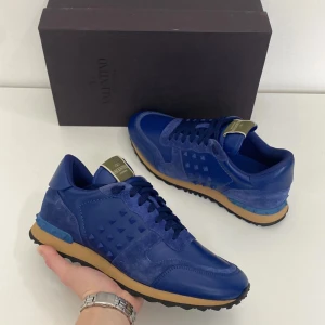 Valentino Rockrunner (NYA) - Helt nya rockrunners i en riktigt fet och unik modell! Nyskick, 10/10! Endast testade nån gång. Box och og medföljer. Kontakta mig för fler frågor eller funderingar!