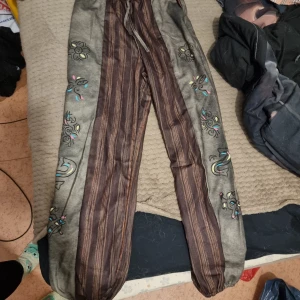 Bruna och gröna boohoo byxor - Boohoo liknande byxor som aldrig är använda. Mönster på sidorna.