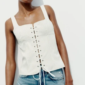 Vit korsett med snörning Zara - En jättesnygg topp från Zara som inte kommer till användning!!! Helt ny! Är slut i S🩷tryck gärna på köp nu!!
