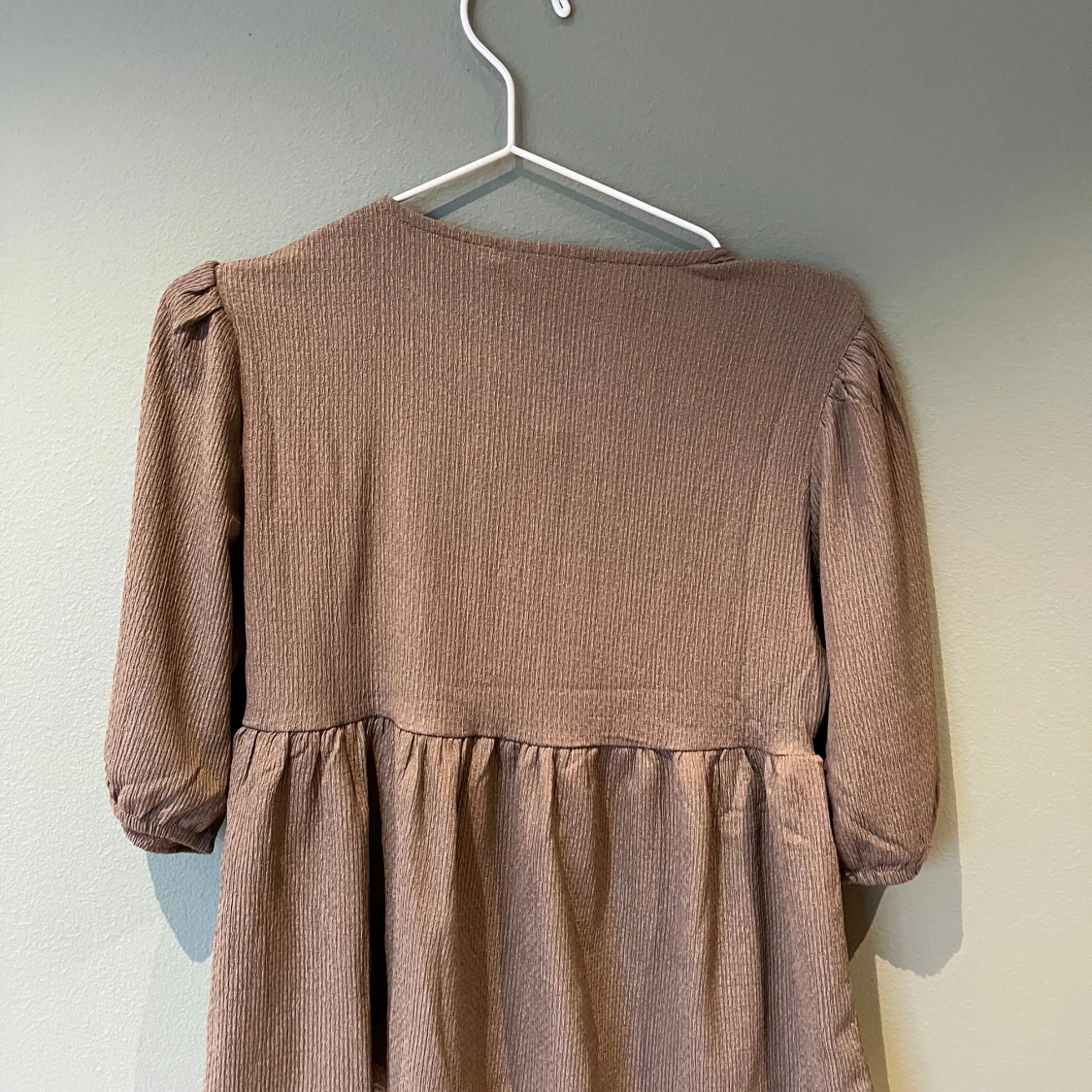 Brun ribbad blus med knytning - 1