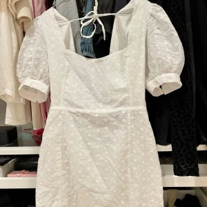 Showpo klänning  - Jättefin klänning från showpo som jag tyvärr aldrig har använt, perfekt till antingen student eller sommar🌸kan gå ner i pris vid snabb affär 