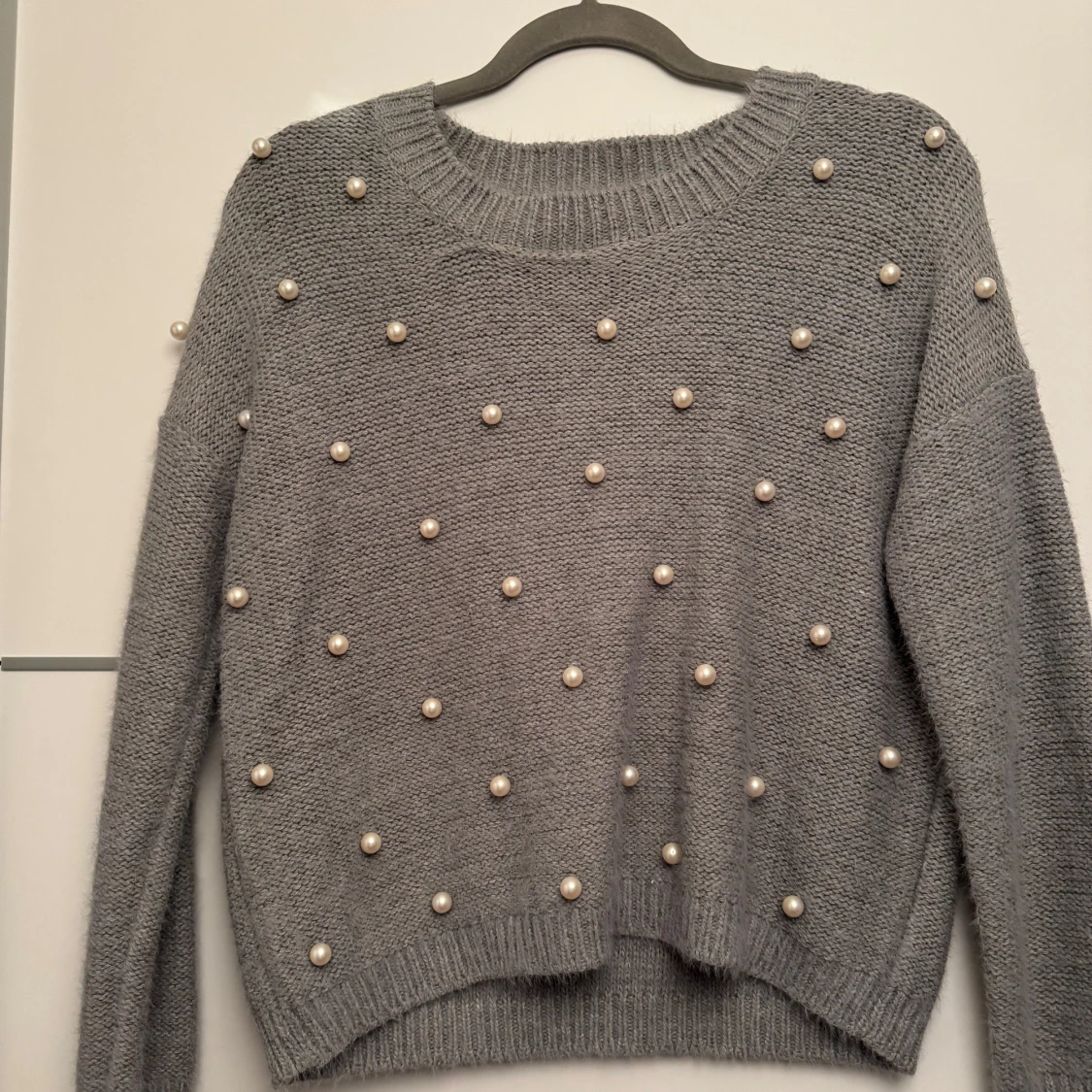 Grå stickad tröja med pärlor - 1