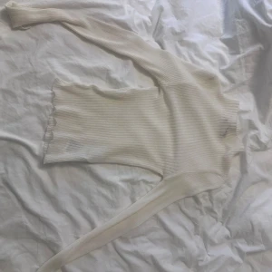 Vit topp som är lite see trough - Aldrig använd genomskinlig lite glittrig underton köpt på gina för 300kr