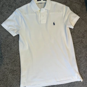 Vit pikétröja från Ralph Lauren - Helt ny piké. Skriv för frågor!