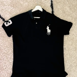 Svart pikétröja från Ralph Lauren - Inga defekter.