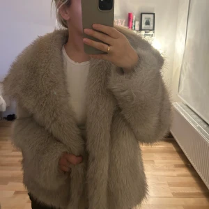 Beige pälsjacka - säljer denna super populära pälsjackan ifrån zara då jag inte tycker jag passar i den. nästan aldrig använd.