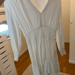 Vit långärmad klänning - Vit v ringad klänning från Zara, aldrig använd