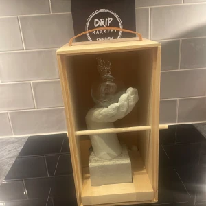 Antik träbox från en antik hall - Unik träbox i en elegant träbox från antik hall . Flaskan har en skulptural design med en hand som håller en sfär. Perfekt för den som söker något annorlunda och stilfullt hemma.