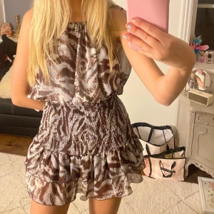 Zara volangklänning - Såå snygg klänning med volanger från Zara!! Super skick i storlek M 💝