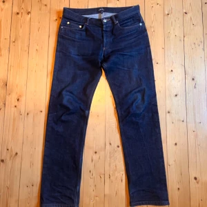 A.P.C jeans - Snygga mörkblå jeans från A.P.C. i modellen Jean New Standard. Tillverkade i 100% bomull med en klassisk straight passform. Kommer fadea under tiden du använder dom och bli ännu snyggare