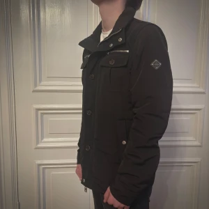 J.Lindeberg field jacket vinter jacka bailey  - 🏝️Oerhört snygg J Lindeberg jackan som är perfekt inför vintern, våren🏝️ 🍹Modellen är Bailey 56 structured poly, vilket är helt slutsåld🍹| Nypris: 4400kr |