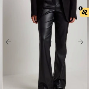 Svarta skinnbyxor - Snygga svarta skinnbyxor med en snygg bootcut-stil. Köpta för 1 månad sen, använt dom 1 gång men har redan andra skin byxor därav säljer jag dessa. Köpta för 449kr