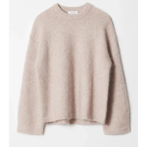 Beige mohair tröja från  & Other Stories - Säljer den super snygga helt slutsålda mohair tröjan ifrån & other stories. Den är helt ny endast utan prislapp. Aldirg använt då jag inte riktigt känner att jag passar i den. Storleken är Xs. Kom för egna bilder. 