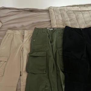 3 par cargo byxor  - Byxor i storlek M men kan massa en med S oxå.  250 för 1 par. 850 för alla 3. 