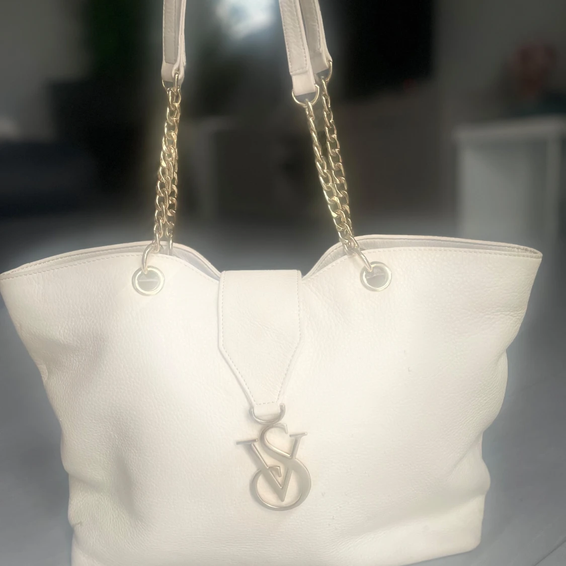 Vit axelväska med kedjedetaljer - 1