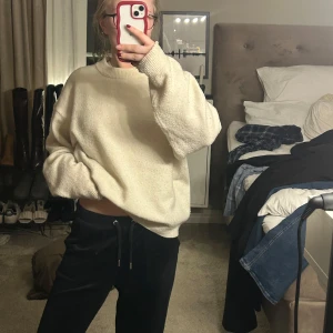 Vit stickad tröja - En créme vit stickad tröja ifrån H&M. Den är i storlek S 💋Köpt för ca 300kr, säljs för 50kr + frakt 