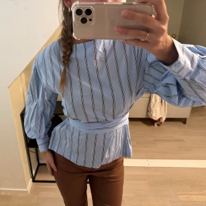 Blå och vit randig blus - Säljer denna super fina blå blusen. Snörning som man kan knyta både från och bak 💙