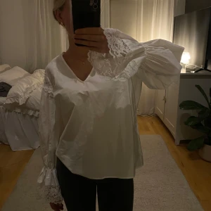Vit blus med spets - Jättefin blus från Zara med spets i ärmarna. Är i storlek M men passar mig som är Xs och även om man är S/M. Har inte använt den mycket och den har inga defekter. Hör av dig om du är intresserad och även om du vill diskutera pris!❤️