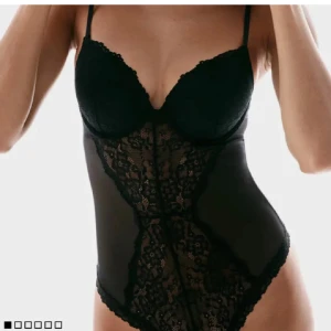 Svart spetsbody - Elegant svart spetsbody med tunna axelband och vacker spetsdetaljering framtill. Perfekt för en stilfull look. Aldrig använd (prislapp kvar) passar storlek Xs,S och M!! (Pris kan diskuteras) 