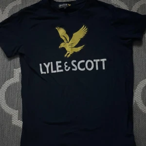 Lyle & scott tshirt  - Blå, fin inga defekter 