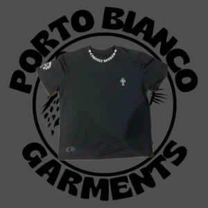 Svart t-shirt från Capiate Hearts - Capiate Hearts t-shirt. Schysst t-shirt med coolt tryck på ryggen och textdetaljer vid halsen och ärmen. Perfekt för en avslappnad stil. 