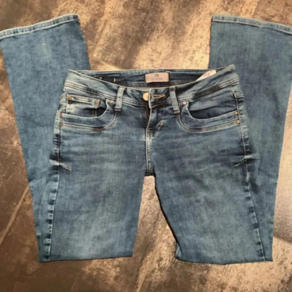 Ltb jeans i modellen valerie. Fickan lagad men det syns knappt. Hör av dig vid frågor💕. Farkut & Housut.
